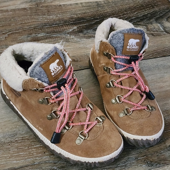 Sorel Brown Boots with Pink Laces - Picture 1 of 6